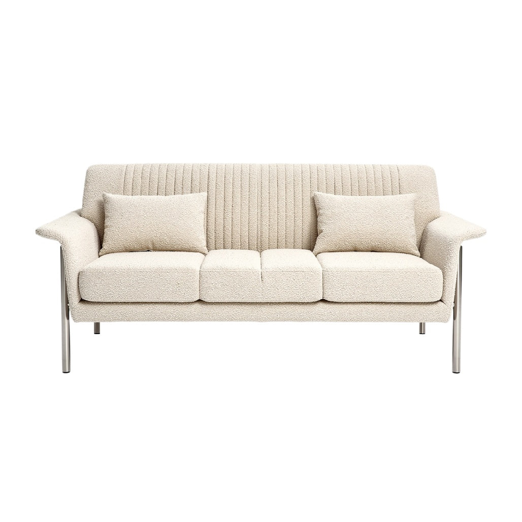 **Prosty sofa z poduszkami w kremowym kolorze**